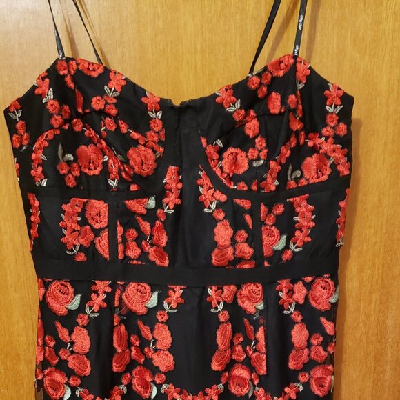 Read and Black Embroidered City Chic Dress New With Tags - Picture 7 of 8